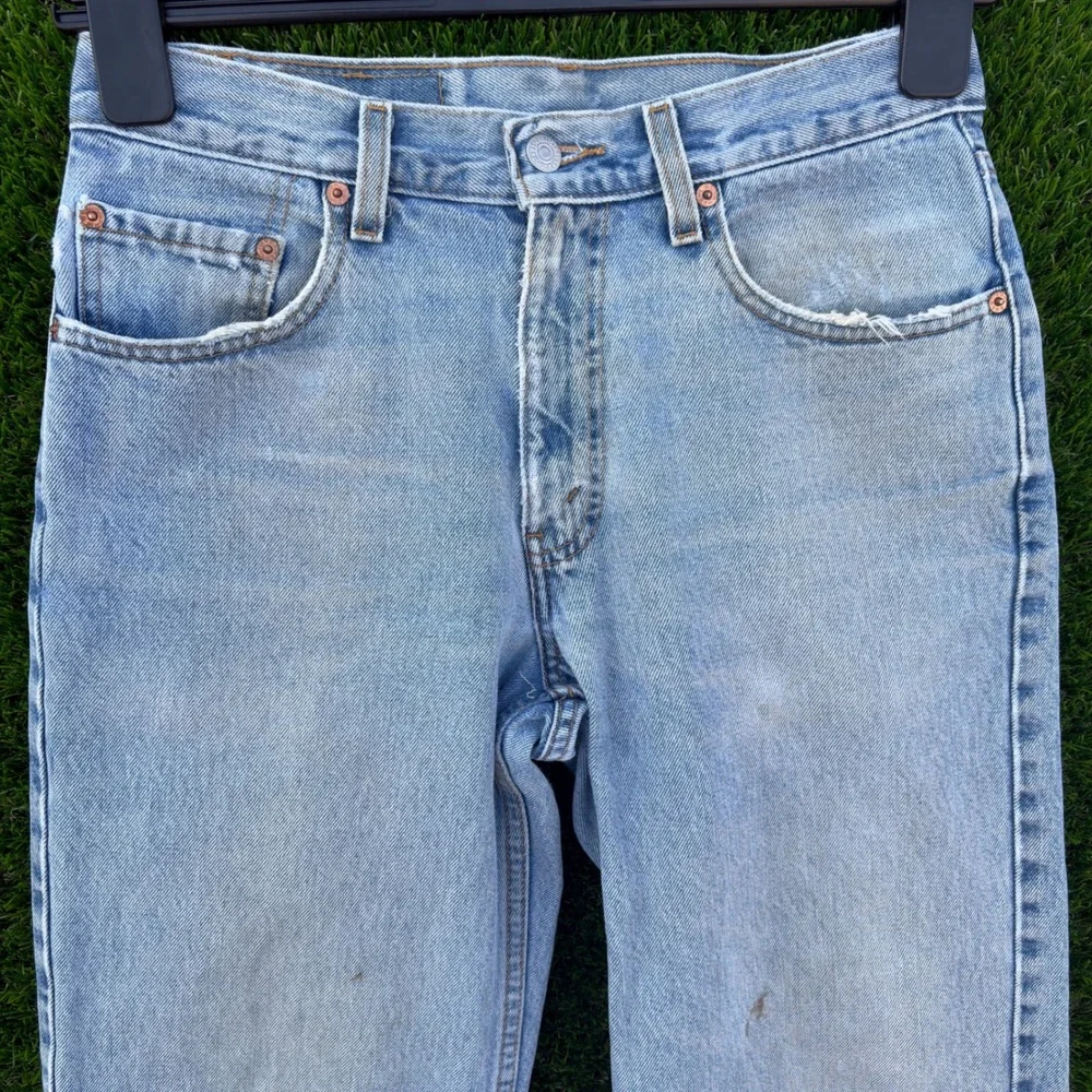 Vintage 90's Levi's 550 Mens 30x30 Relaxed Tapered Light Wash Denim Jeans Frayed